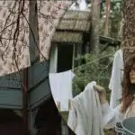 Slunce a lano kazí ručníky: jak správně sušit prádlo venku