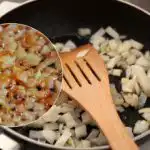 Získáte dokonale osmaženou cibuli: špetku přidejte přímo na pánev. Získáte dokonale osmaženou cibuli: špetku přidejte přímo na pánev.